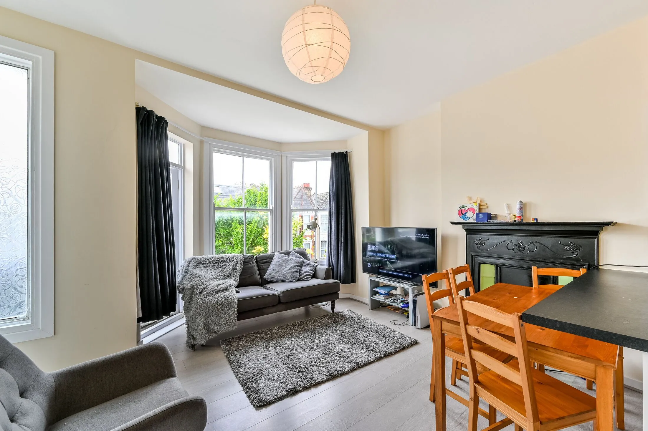 Flat Woodside Road in Greater London