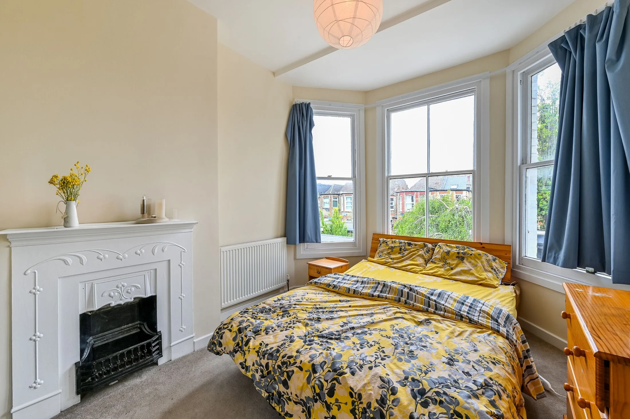 Flat Woodside Road in Greater London