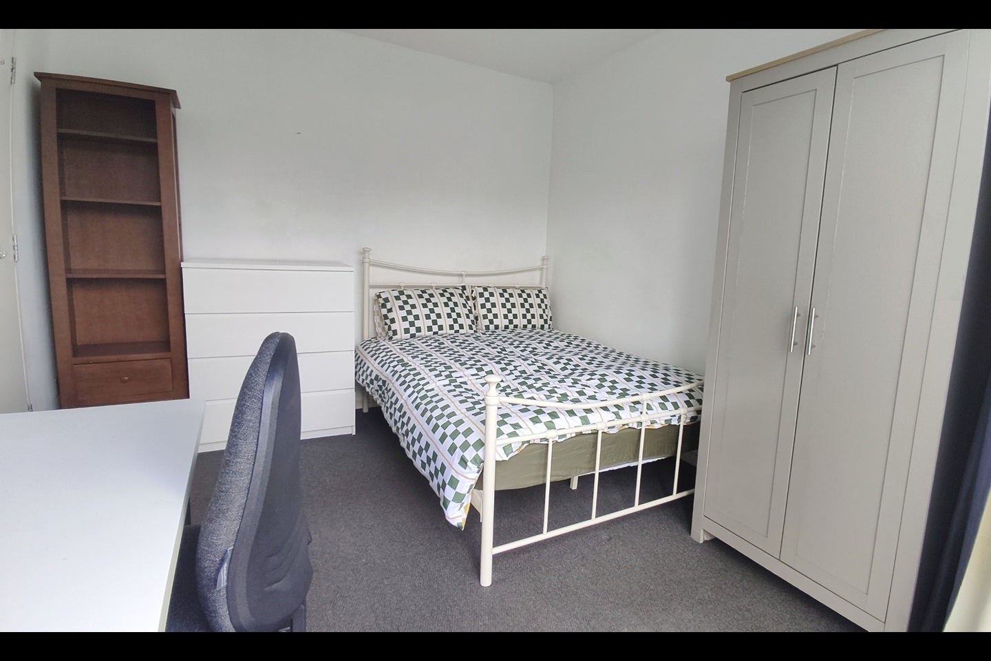 Room Barnfield Road in Crawley