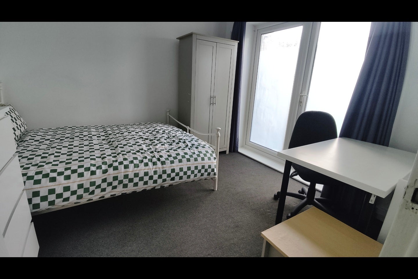 Room Barnfield Road in Crawley