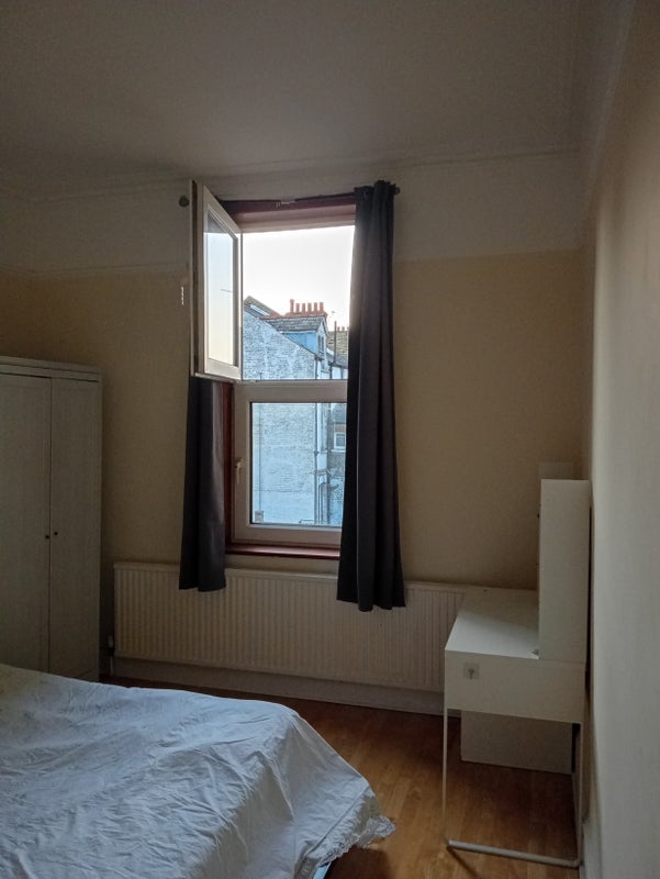 Room Ellesmere Road in Greater London