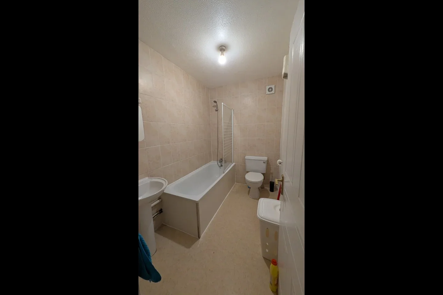 Flat Wolfe Crescent in Greater London