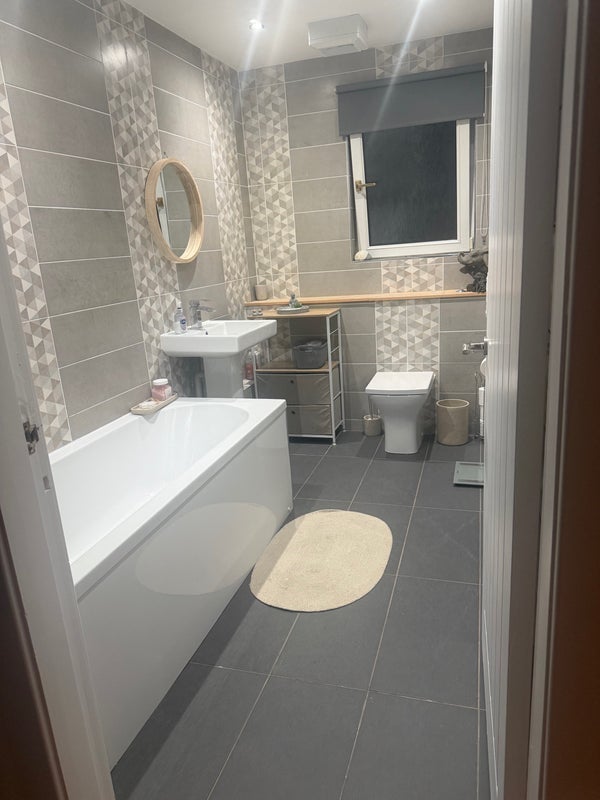 Room Shafton Road in Glasgow