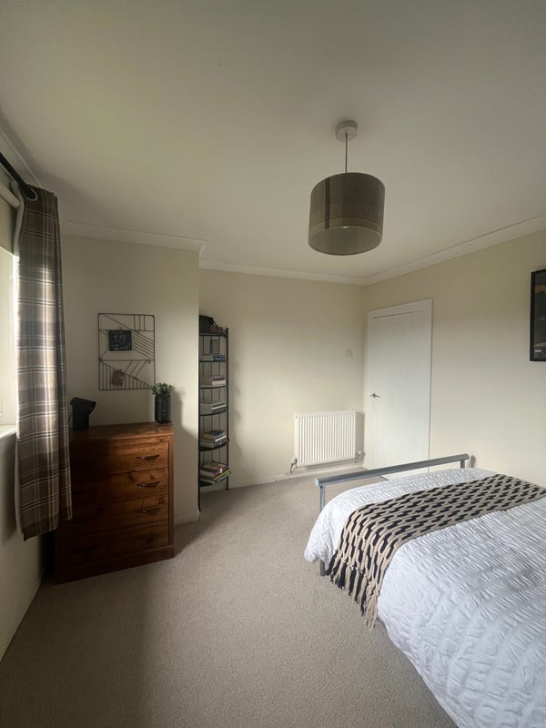 Room Shafton Road in Glasgow