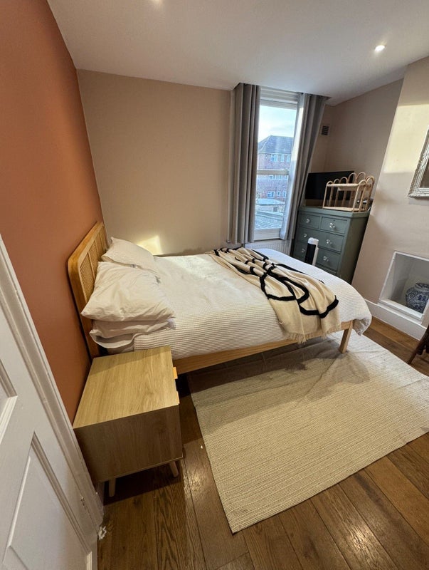 Room Chale Road in Greater London