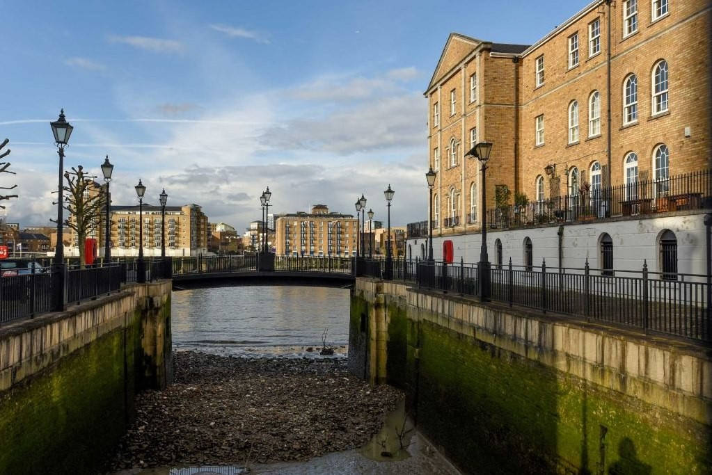 Flat Rotherhithe Street in Greater London