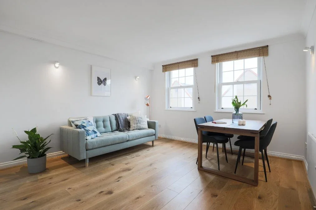 Flat Rotherhithe Street in Greater London