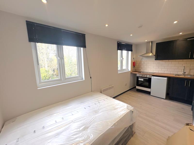 Flat Raymond Crescent in Guildford
