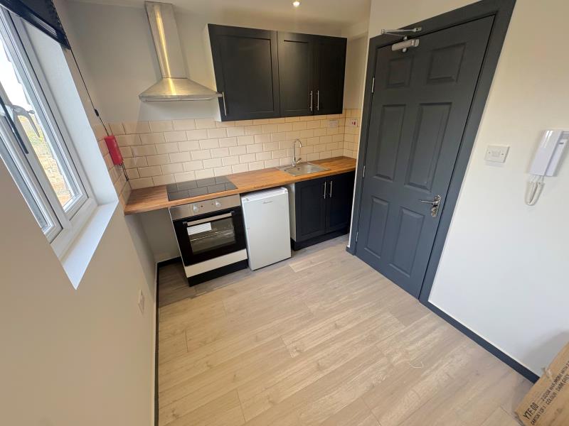 Flat Raymond Crescent in Guildford