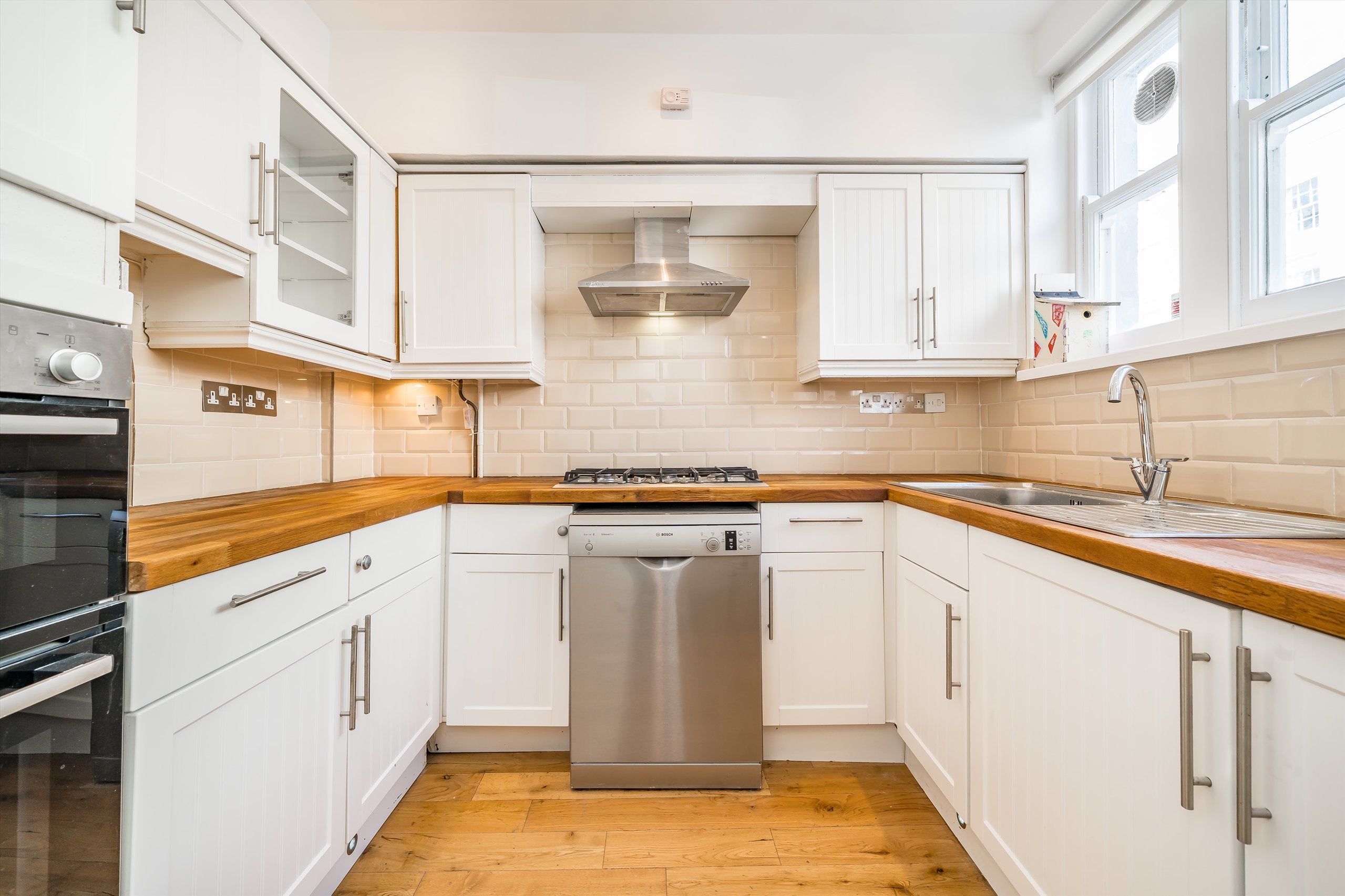 Flat Queensdale Road in Greater London