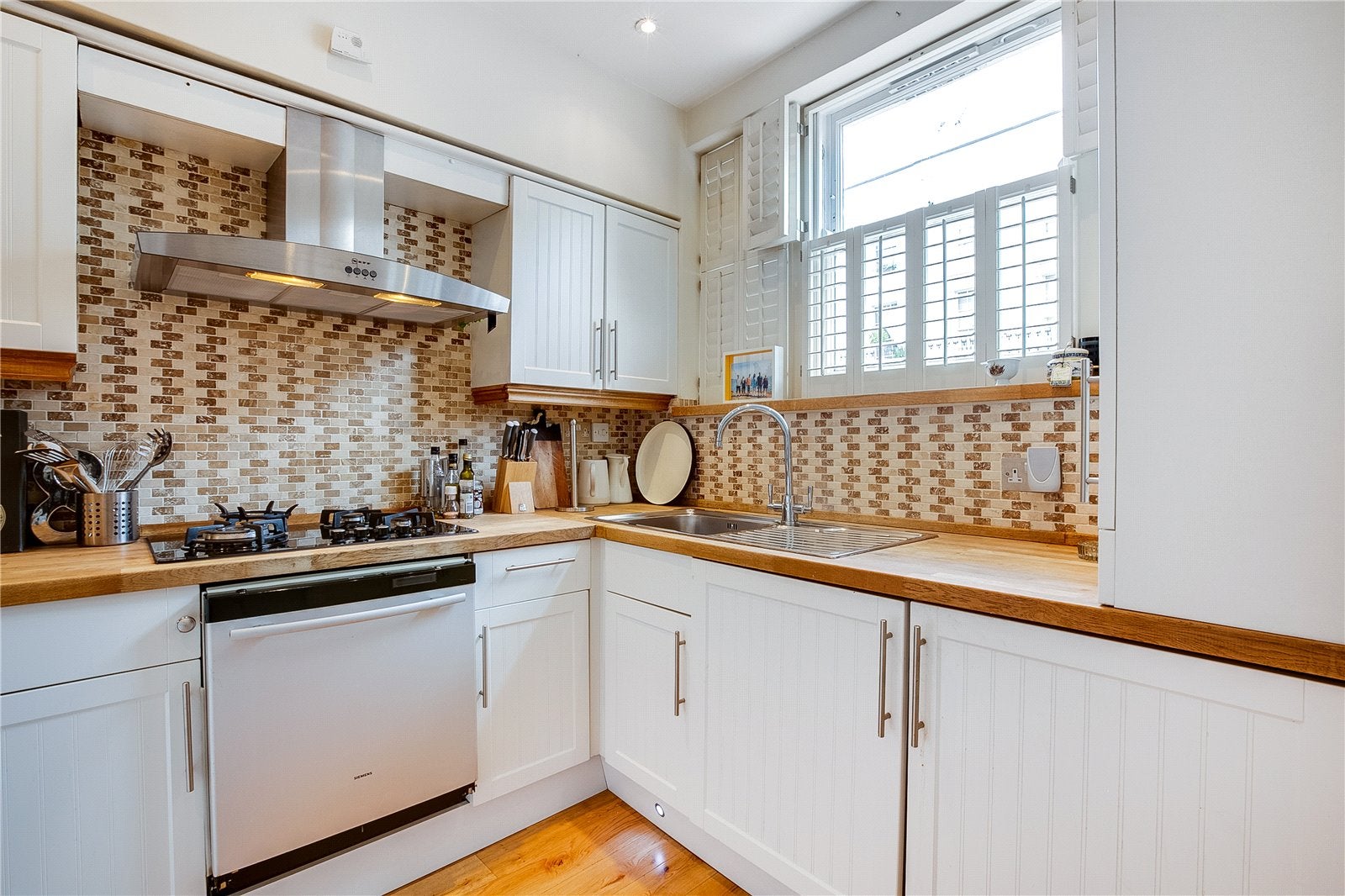 Flat Queensdale Road in Greater London