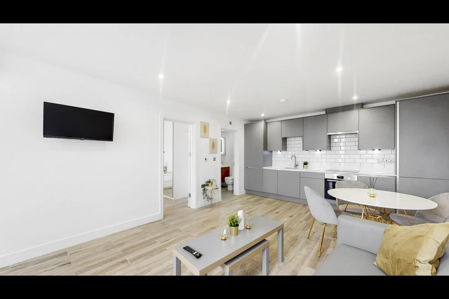 Flat Dawlish Drive in Greater London