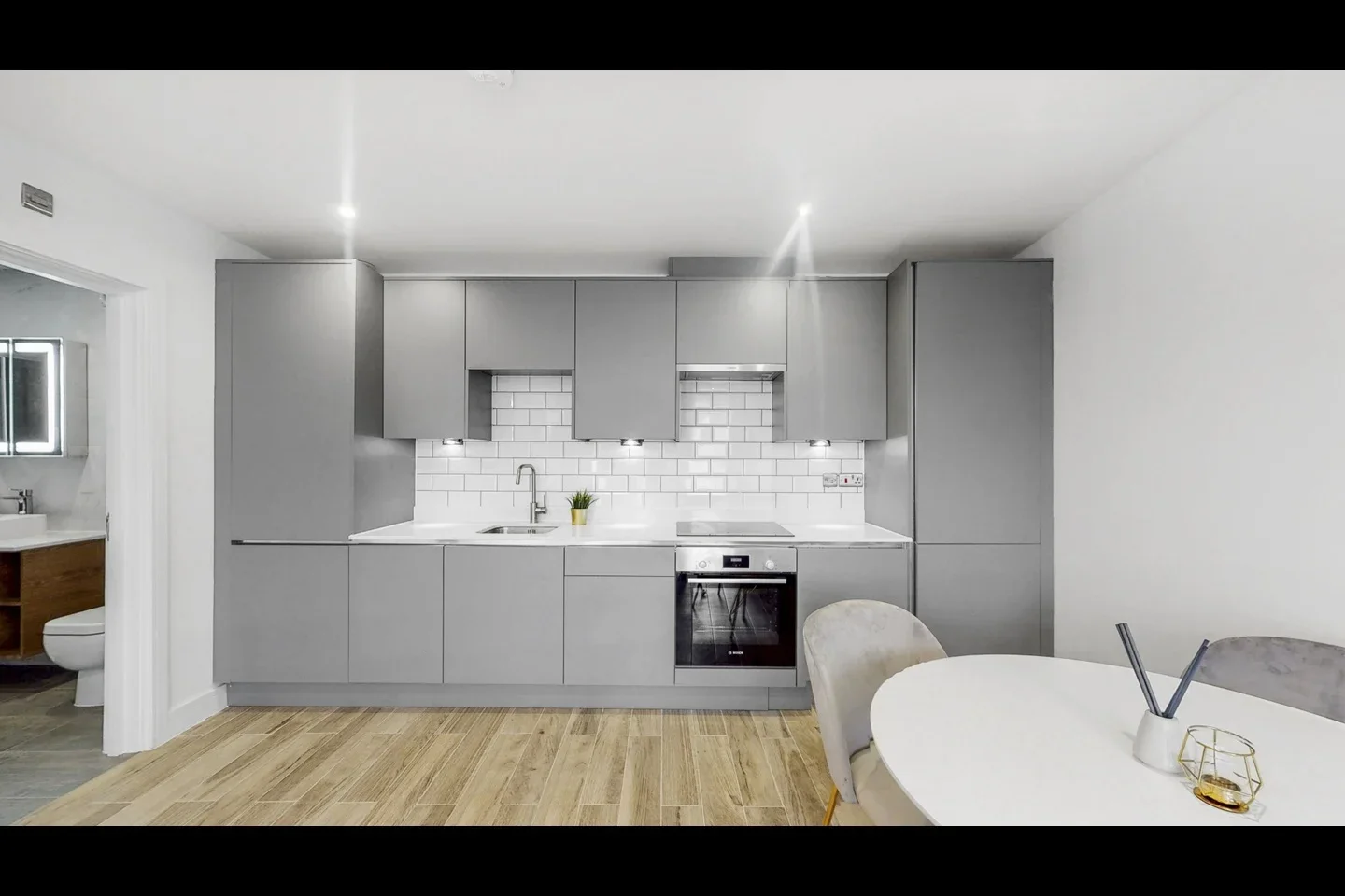 Flat Dawlish Drive in Greater London