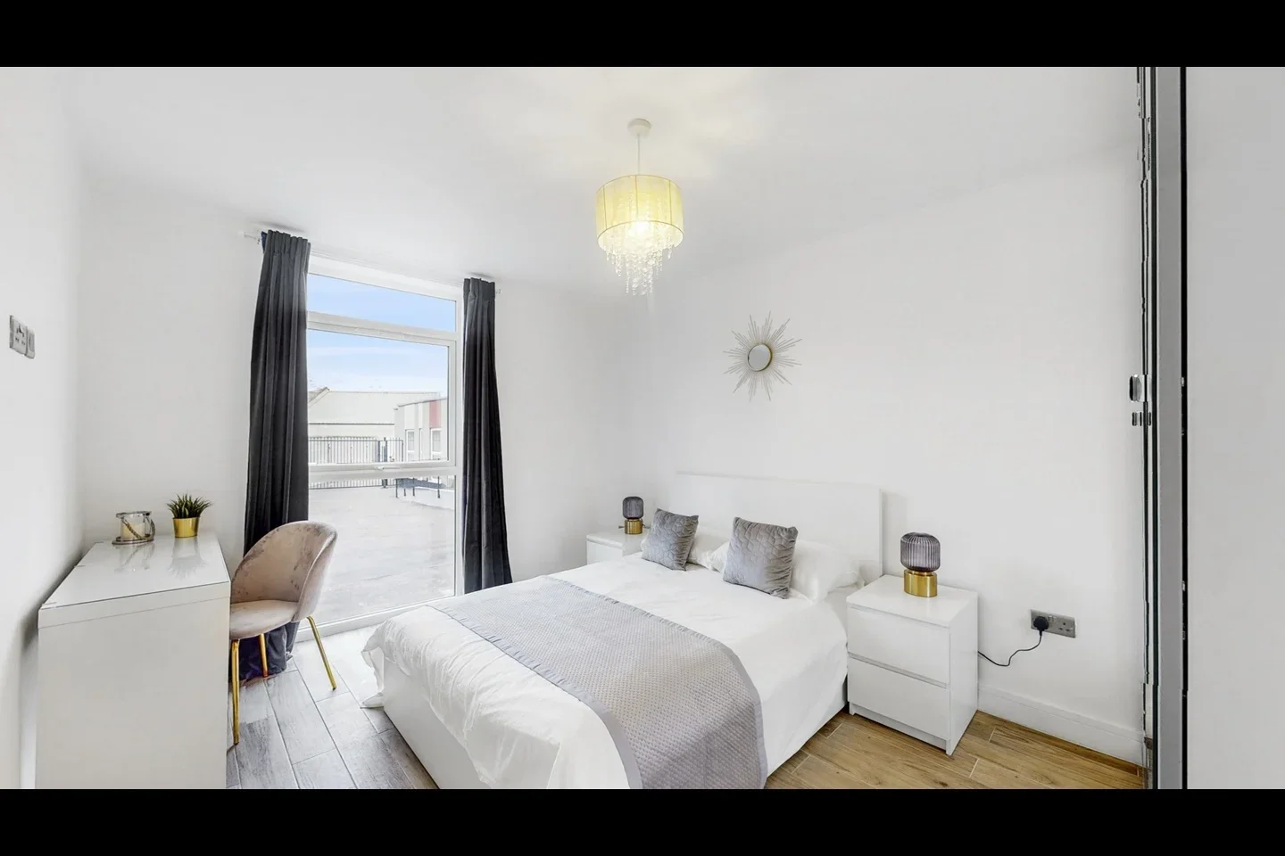 Flat Dawlish Drive in Greater London