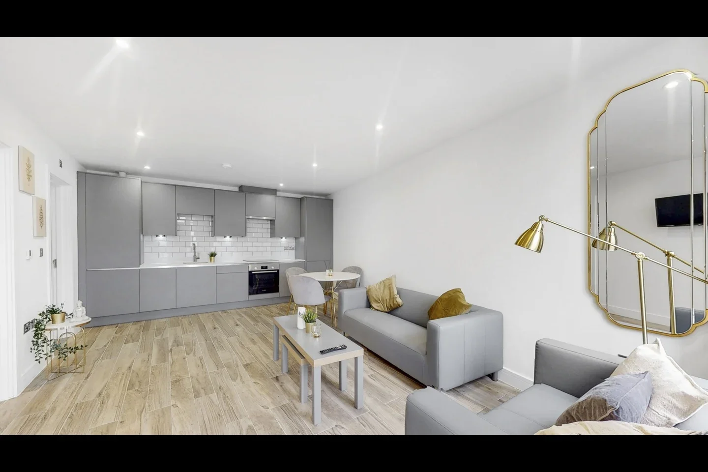 Flat Dawlish Drive in Greater London