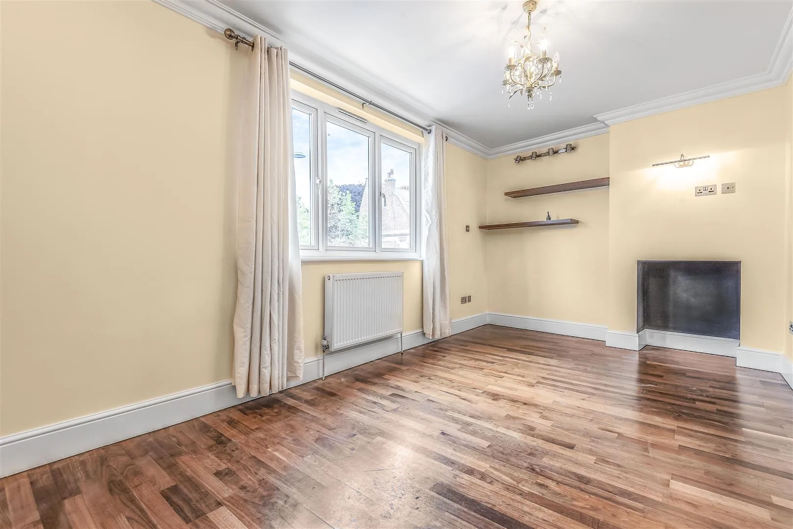 Flat Upper Richmond Road West in Greater London