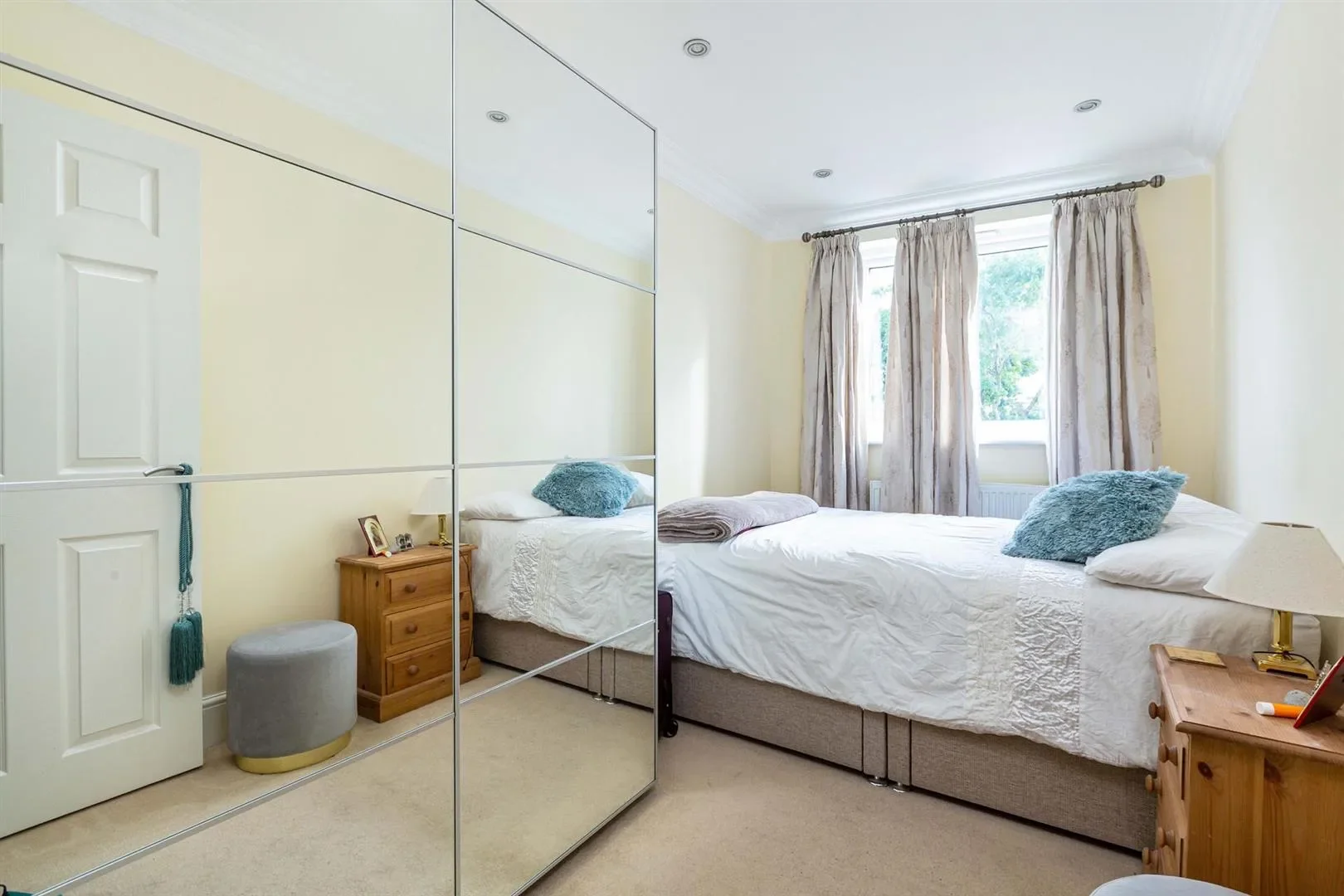 Flat Upper Richmond Road West in Greater London