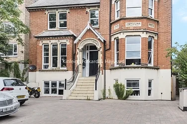 Flat Thurlow Park Road in Greater London