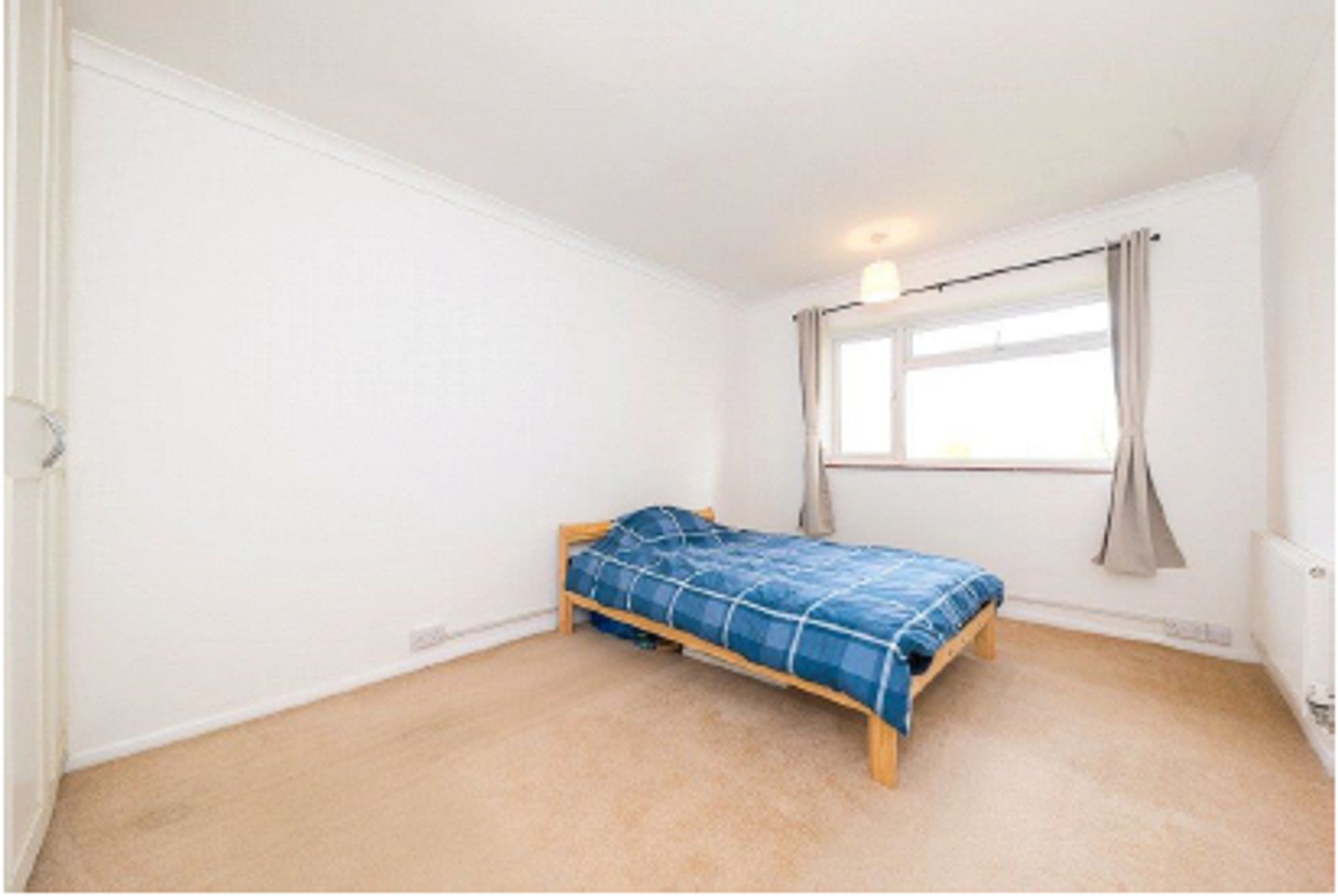 Flat Taunton Lane in London
