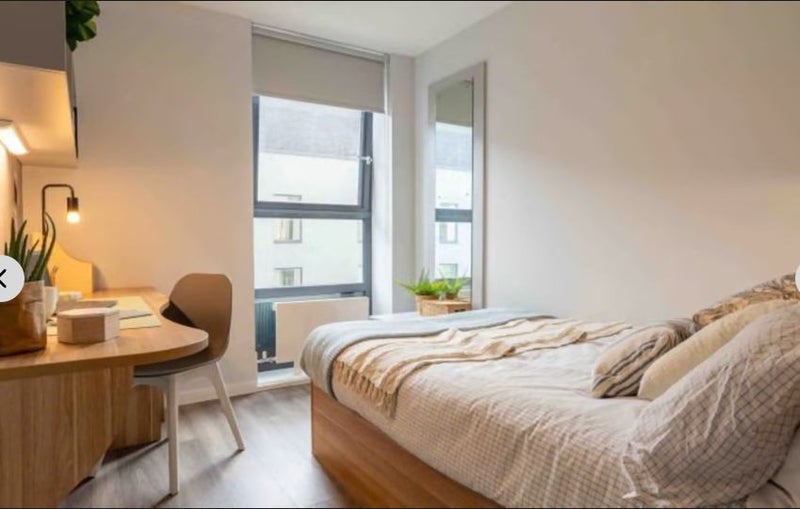 Room Lakeside Way in Greater London