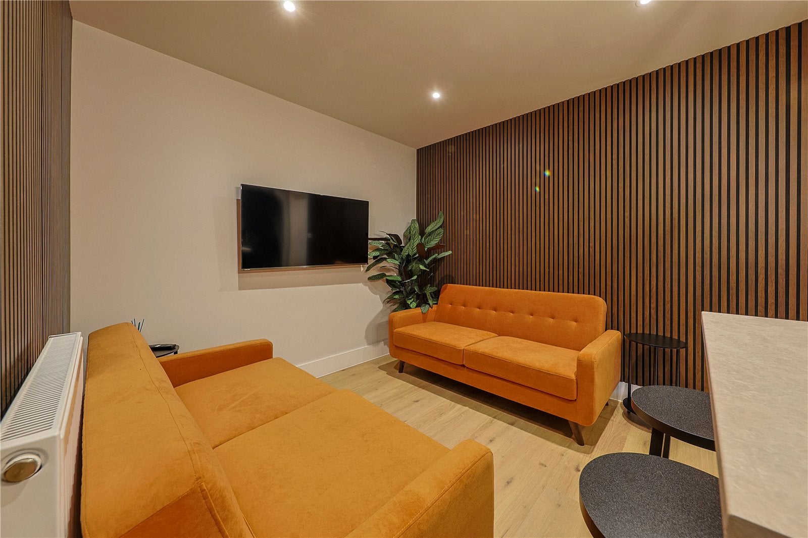 Room Beckingham Road in Guildford