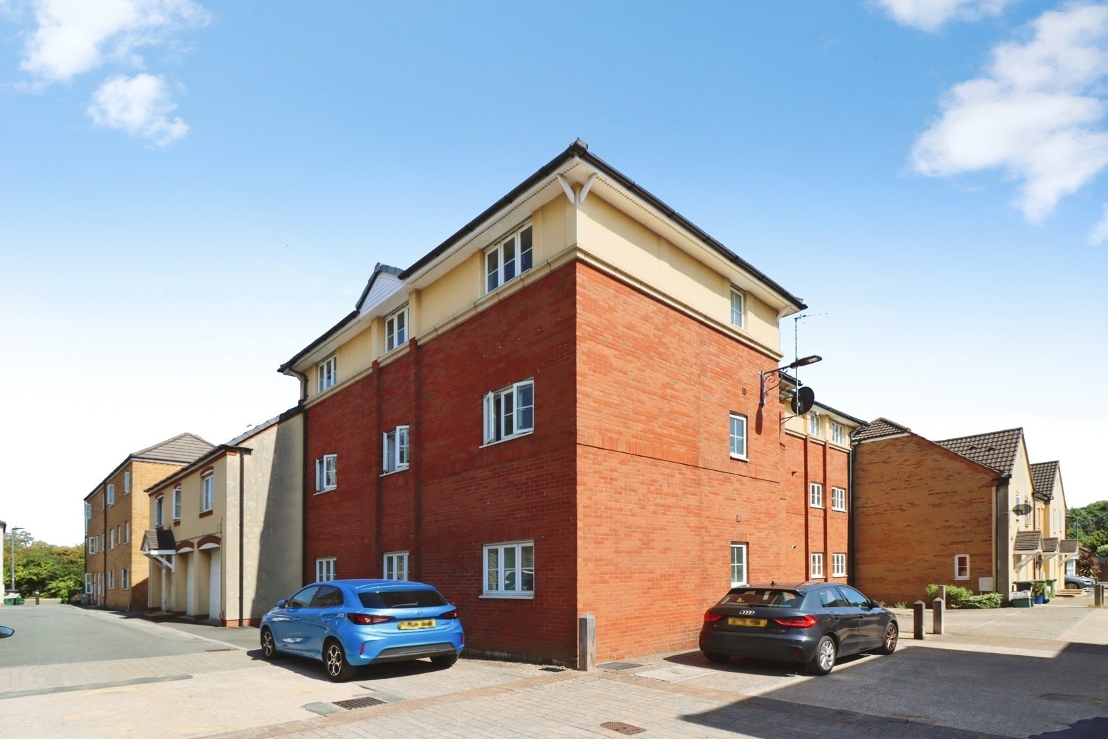 Flat Shepherds Walk in Bradley Stoke
