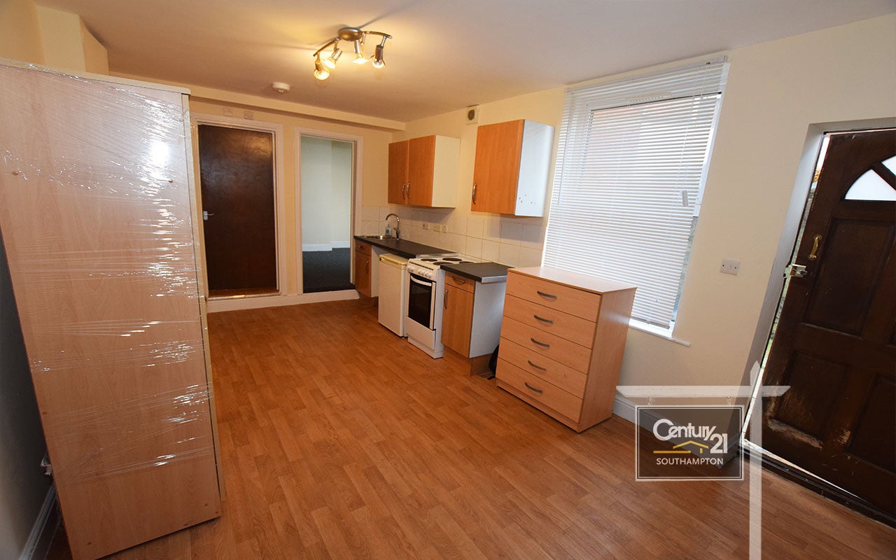 Flat Denzil Avenue in Southampton