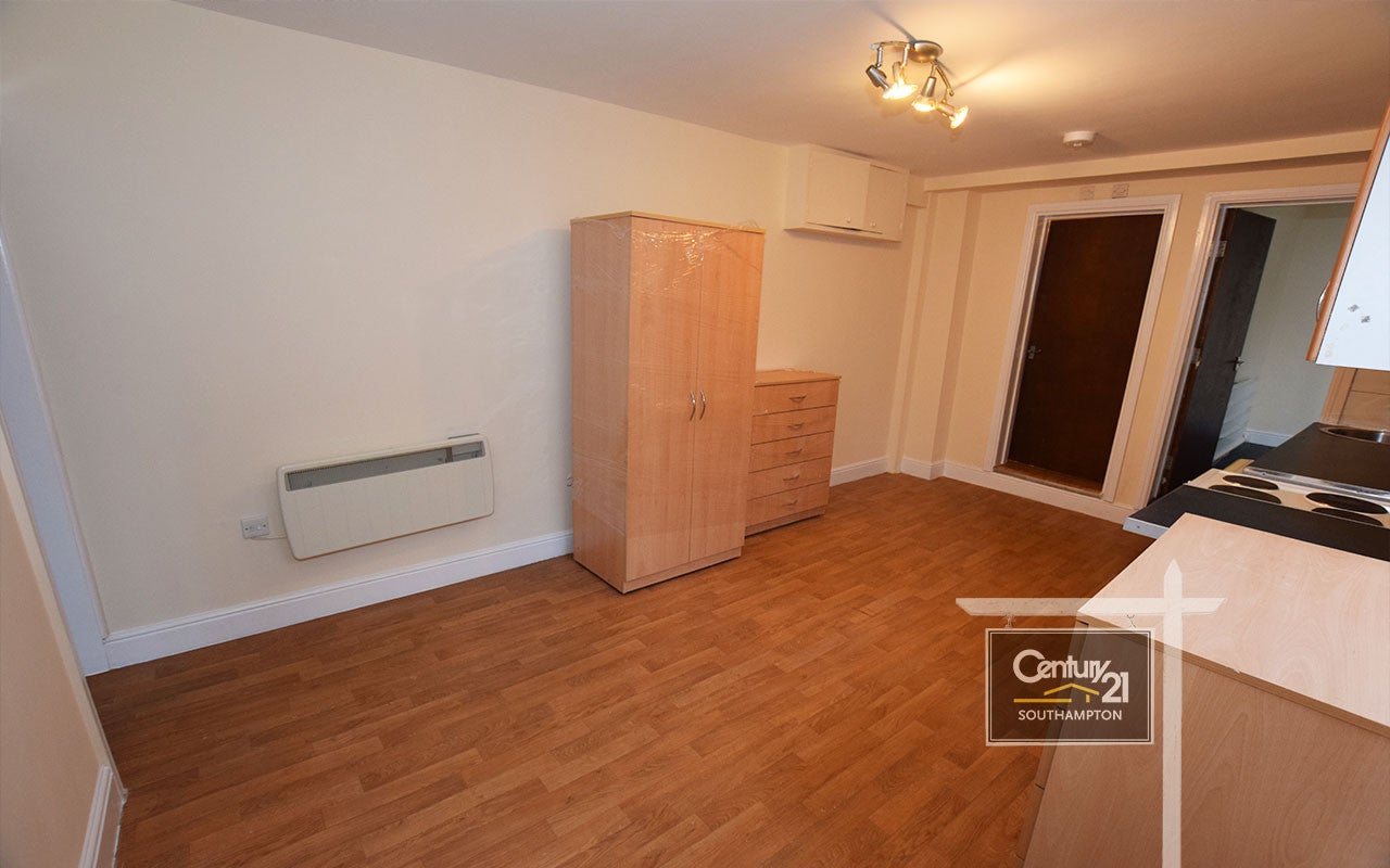 Flat Denzil Avenue in Southampton