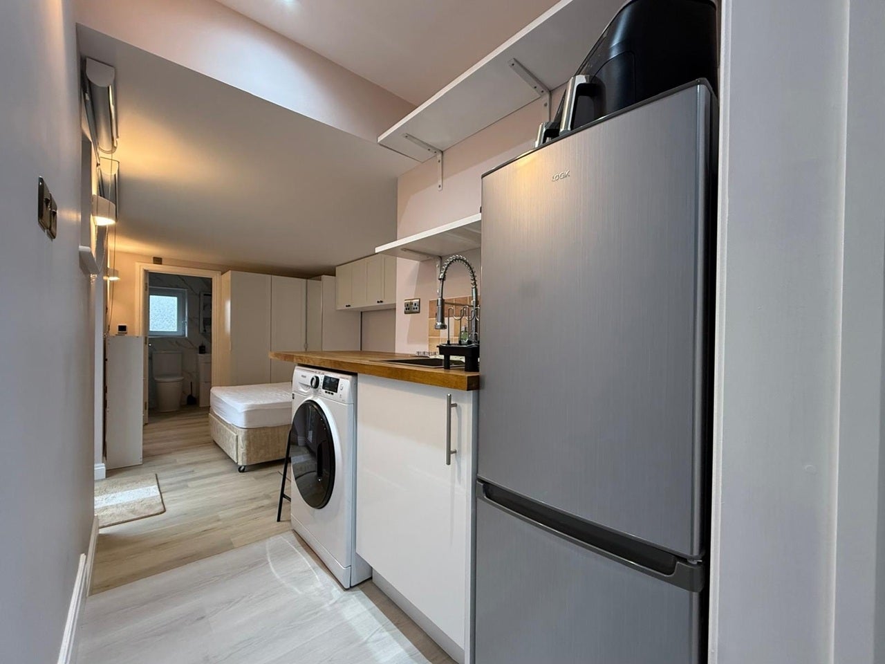 Room Ashfield Road in Greater London