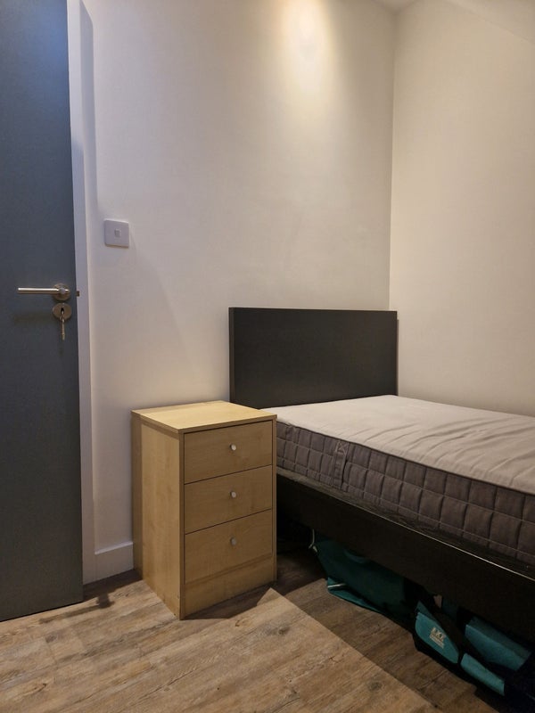 Room Hollybush Hill in Greater London