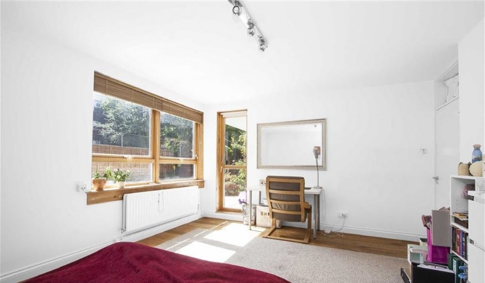 Flat Plender Street in Greater London