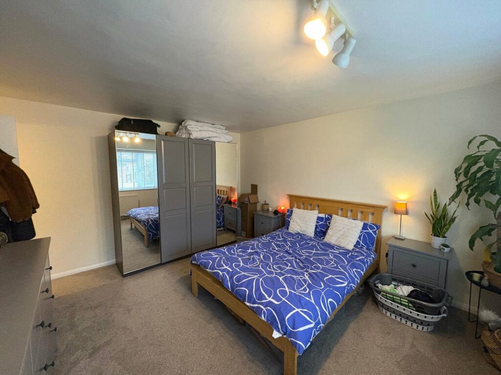 Flat Ellison Way in Guildford