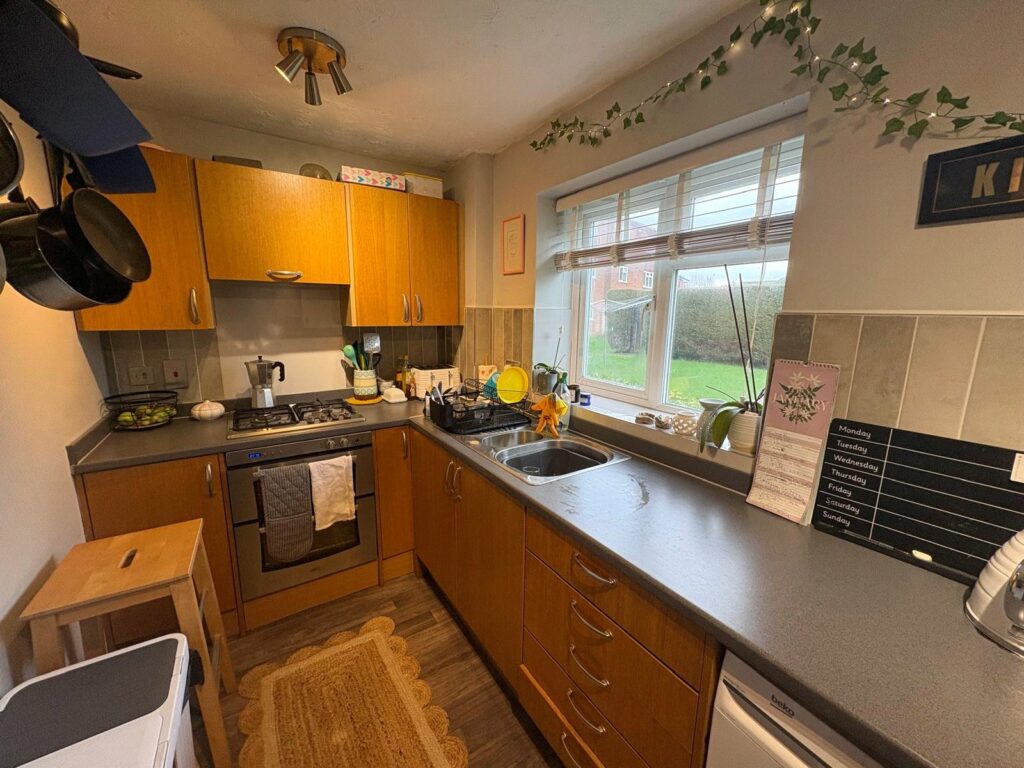 Flat Ellison Way in Guildford