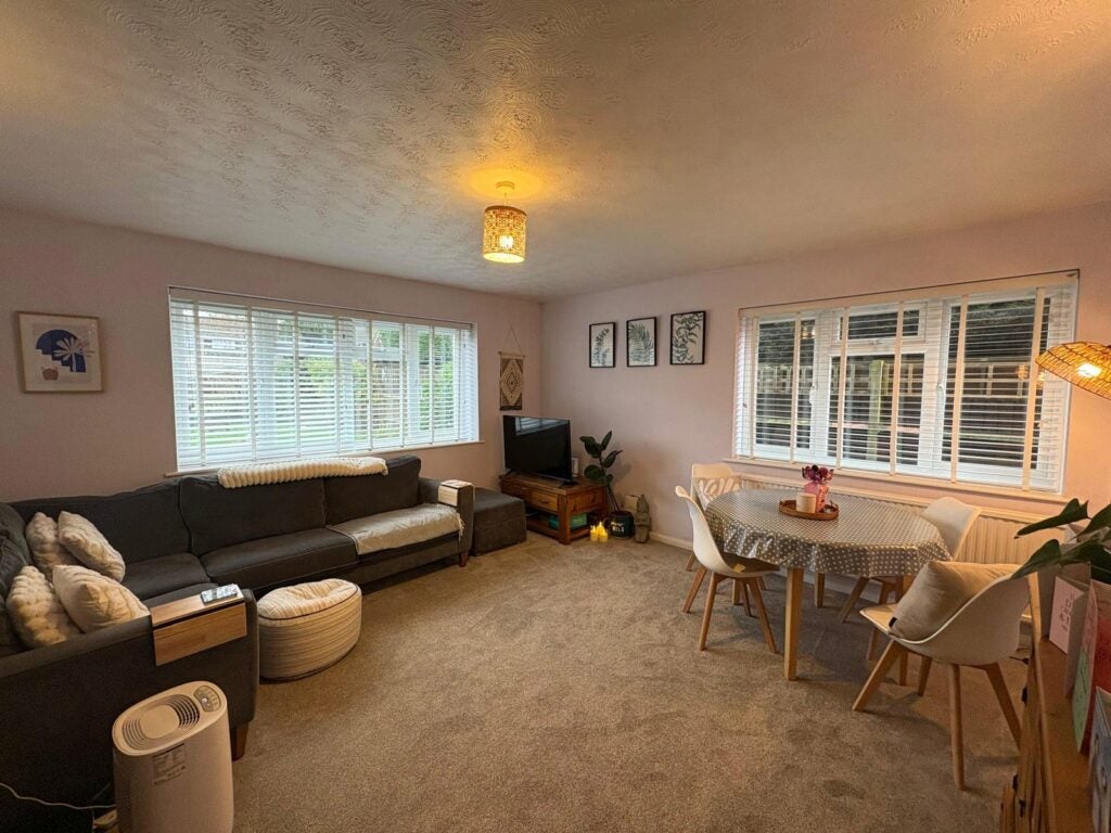 Flat Ellison Way in Guildford