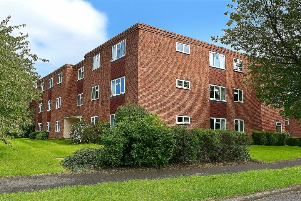 Flat Ellison Way in Guildford