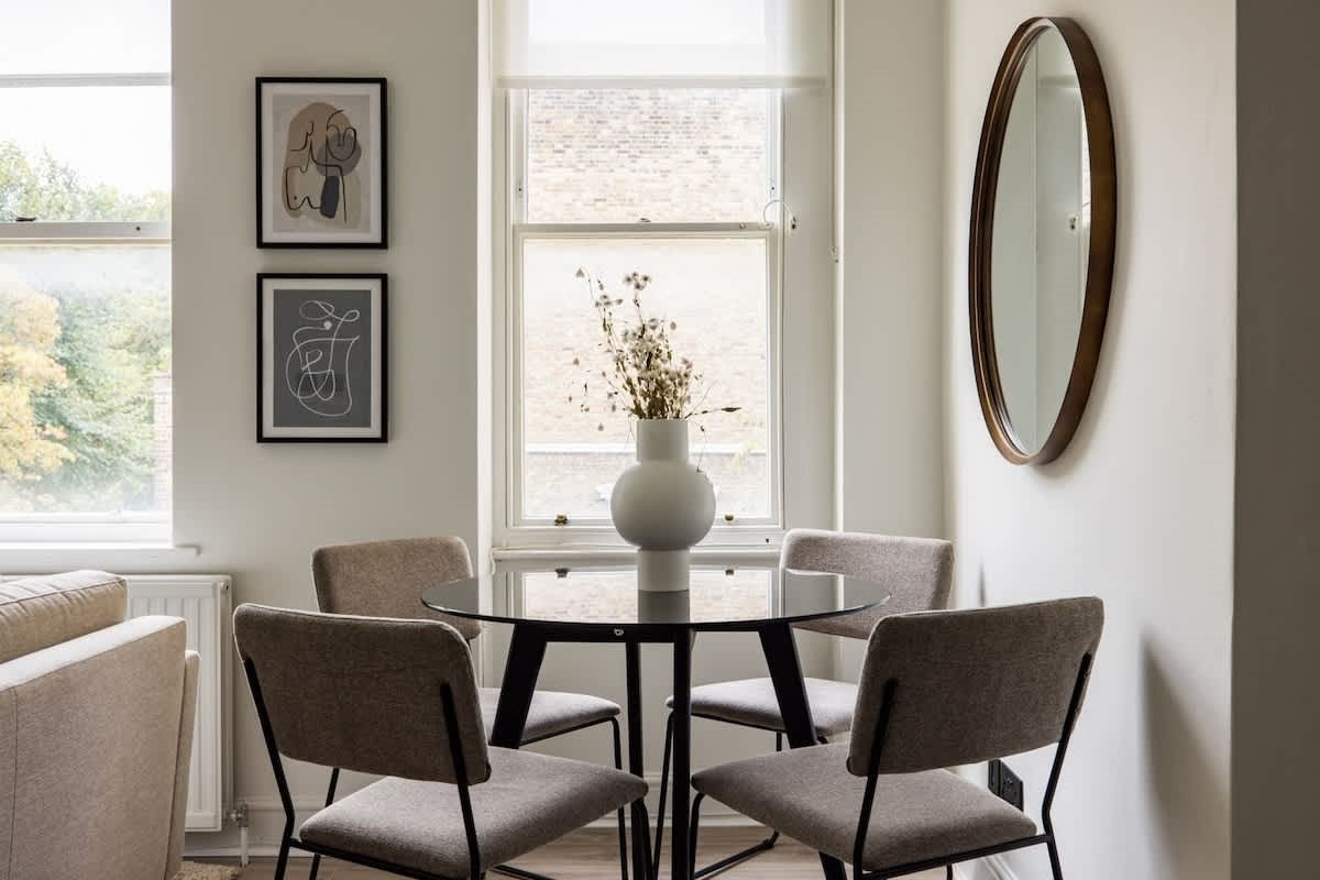 Flat Longridge Road in Greater London