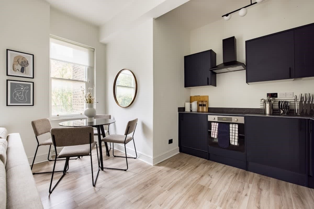 Flat Longridge Road in Greater London