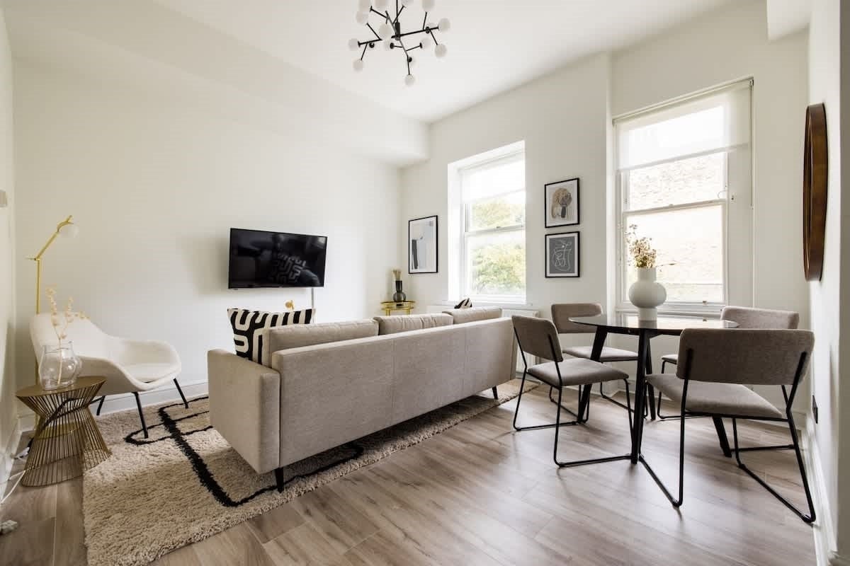 Flat Longridge Road in Greater London