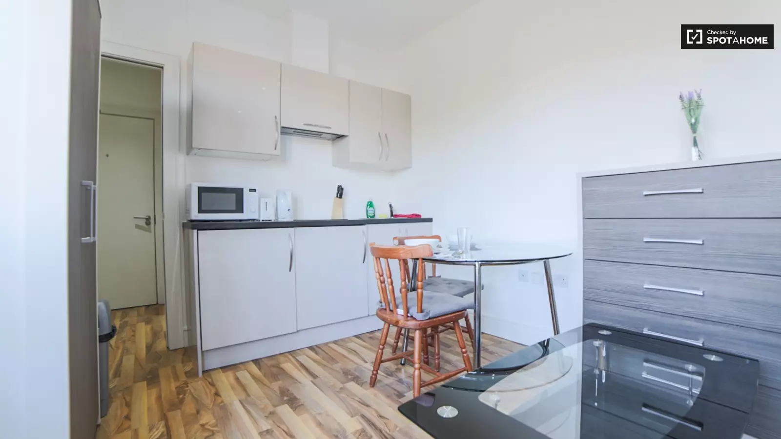 Flat Achillies Close in Greater London