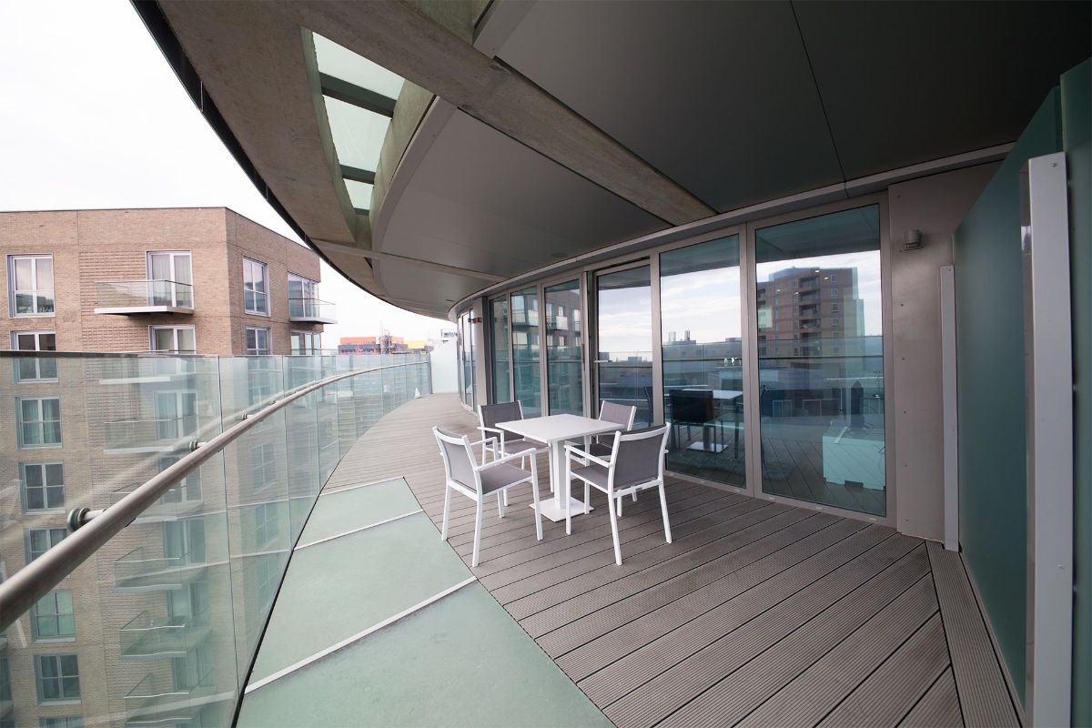 Flat Crossharbour Plaza in Greater London