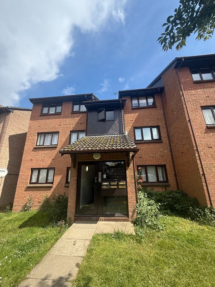 Flat Pycroft Way in Greater London