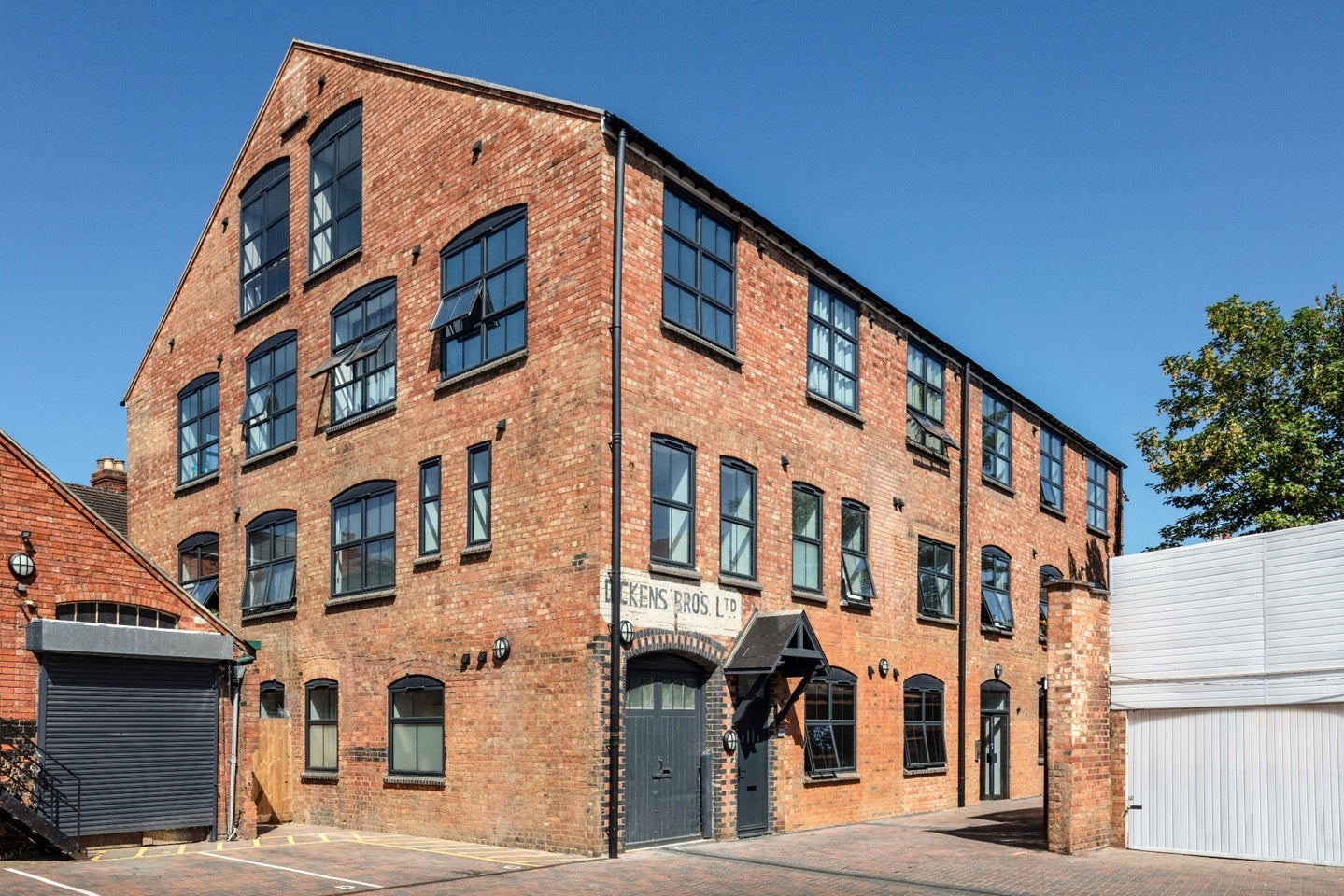 Flat Alcombe Road in Northampton