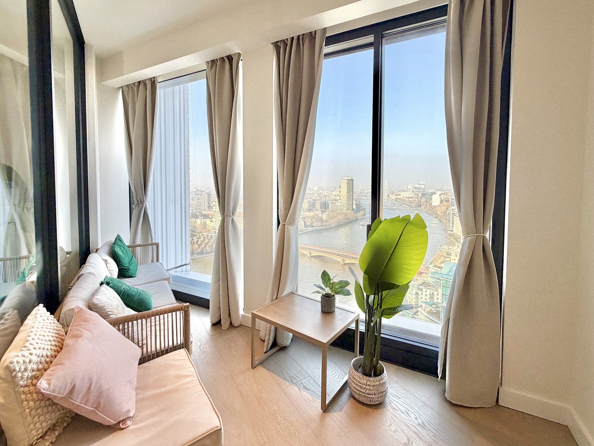 Flat Nine Elms Lane in Greater London