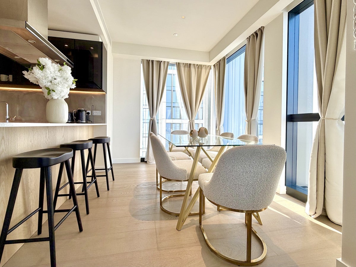 Flat Nine Elms Lane in Greater London