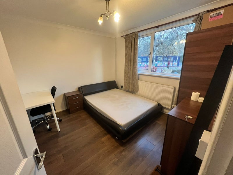 Room Carpenters Road in Greater London