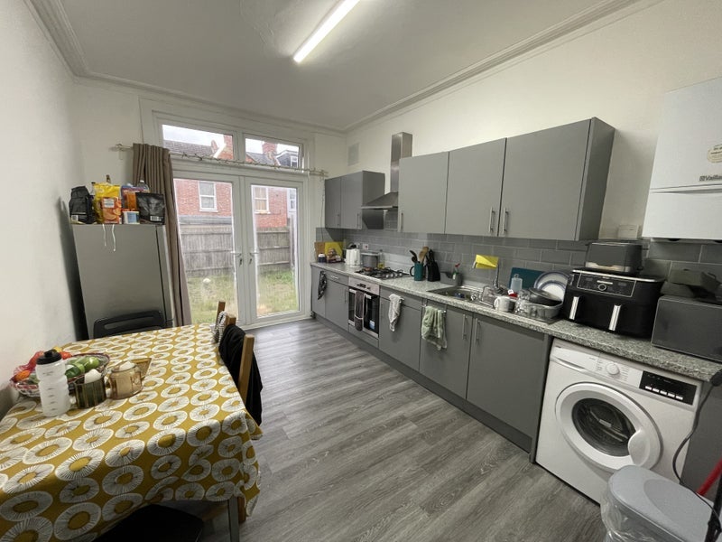 Room Gassiot Road in Greater London