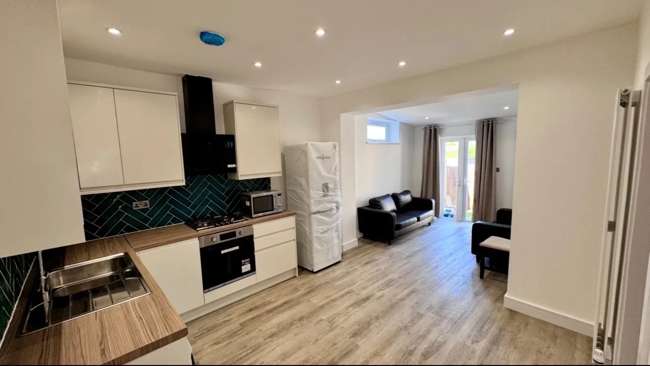Flat Selborne Gardens in Greater London