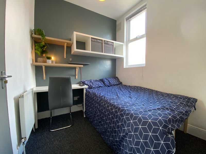 Room Thornycroft Road in Liverpool