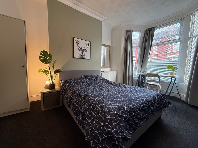 Room Thornycroft Road in Liverpool