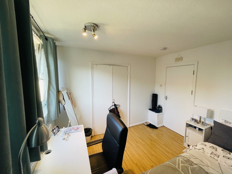 Room Gales Gardens in Greater London